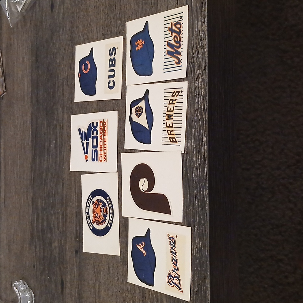 7- 1982 MLB trading cards very good condition